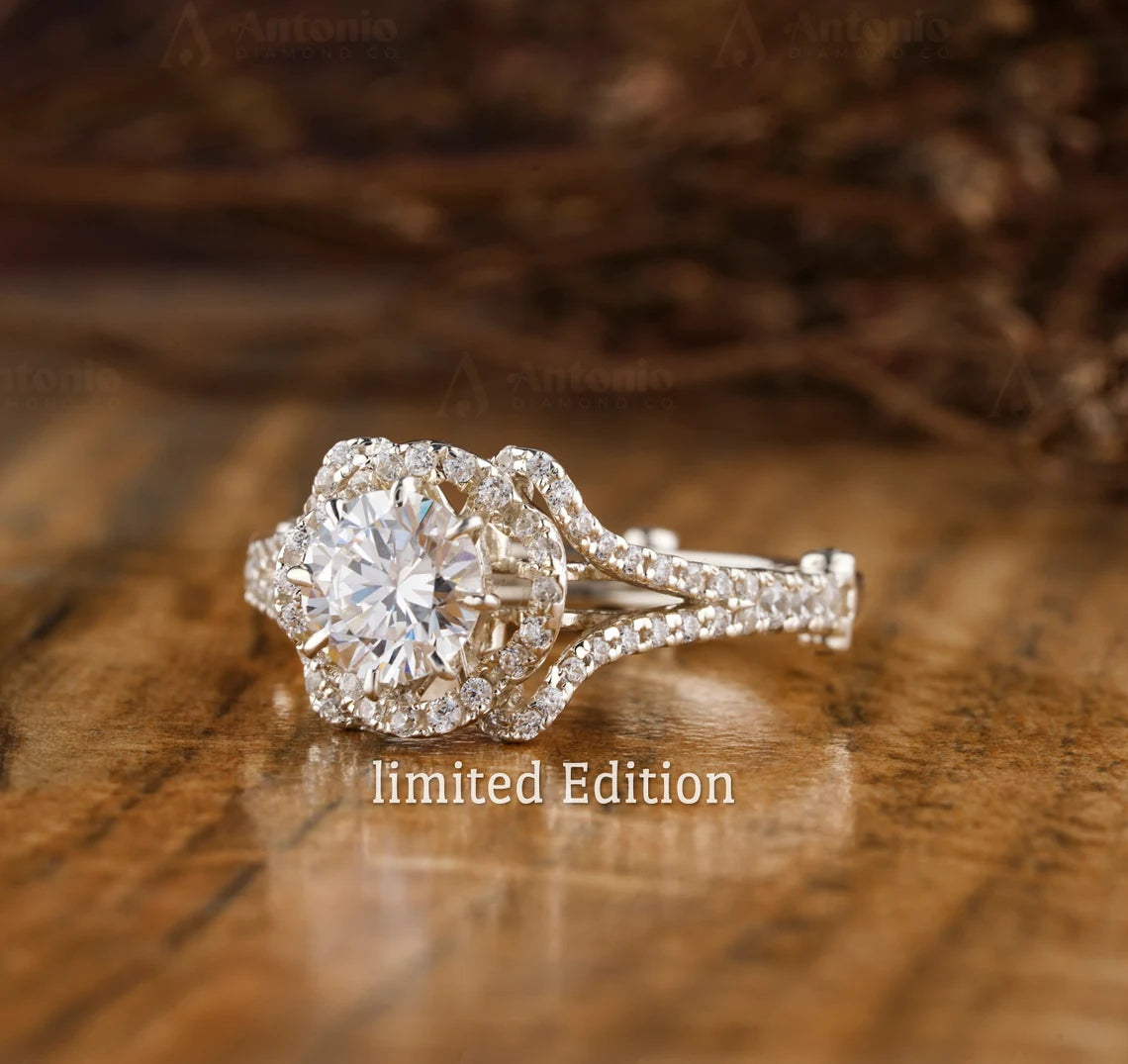 Round Diamond Engagement Ring